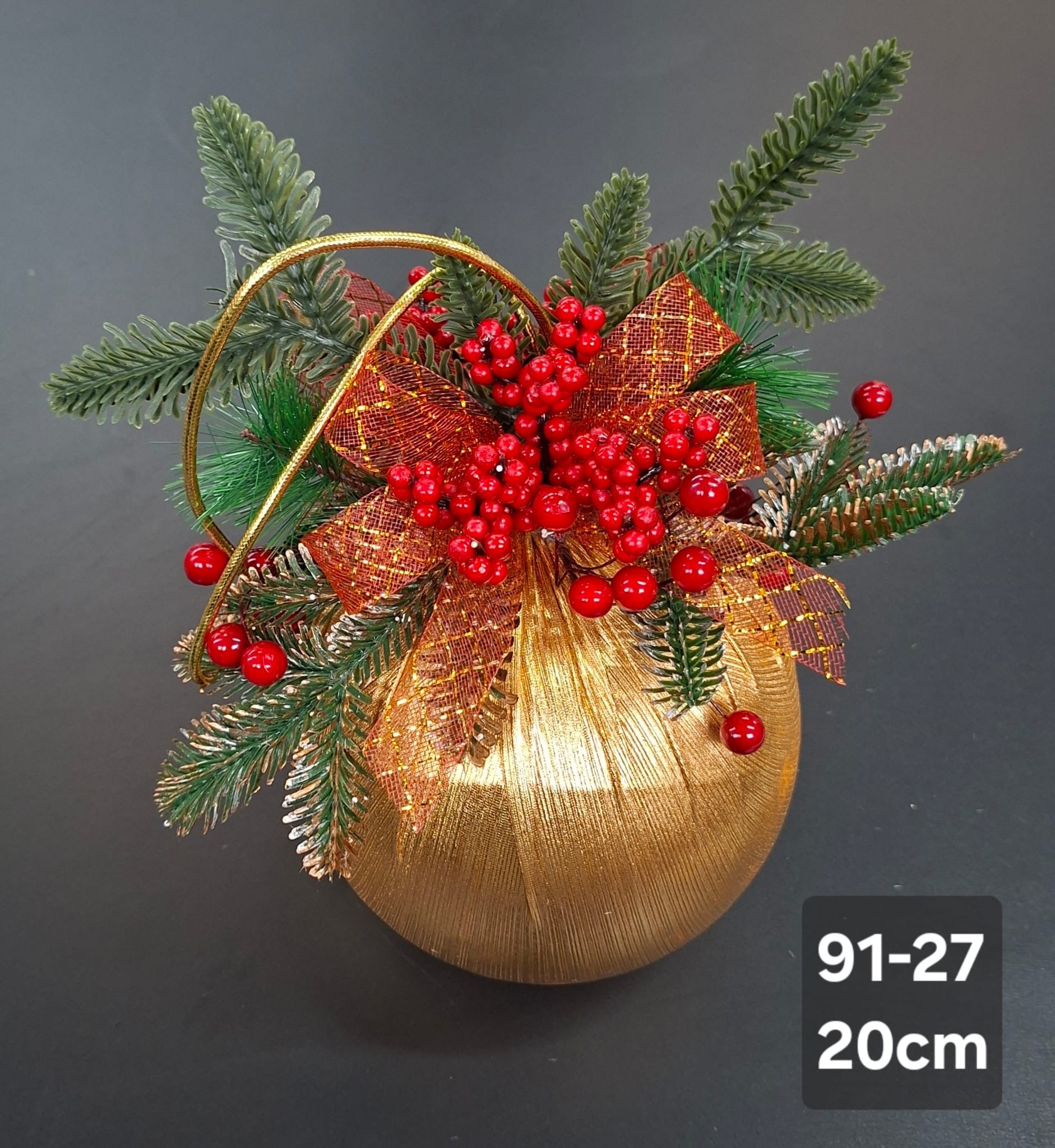 Glob Crăciun decorativ auriu cu crenguțe și fundiță roșie - 20cm